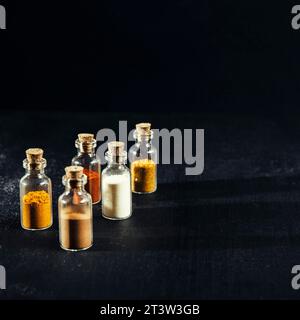 Composition d'épices avec cinq petites bouteilles Banque D'Images