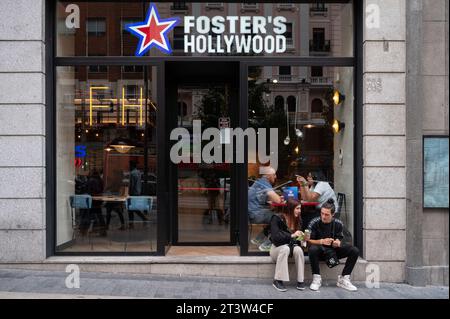 Madrid, Espagne. 16 septembre 2023. Les clients sont vus à la chaîne de restaurants alimentaires américaine Foster's Hollywood en Espagne. (Photo Xavi Lopez/SOPA Images/Sipa USA) crédit : SIPA USA/Alamy Live News Banque D'Images