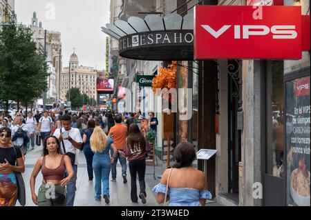 Madrid, Espagne. 16 septembre 2023. Les piétons passent devant les VIPS, une chaîne de restaurants à service complet décontractée en Espagne. Crédit : SOPA Images Limited/Alamy Live News Banque D'Images