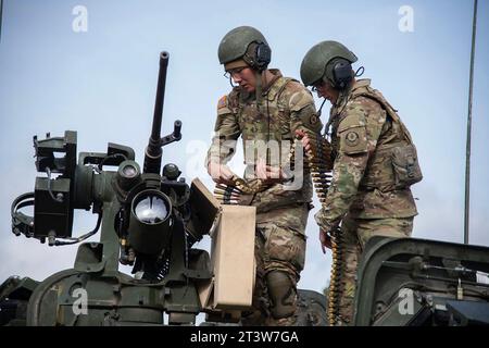 Allemagne. 5 octobre 2023. Le SPC John Carlson et le SPC Patrick Barman affectés au HHT, 2nd Squadron, 2nd Cavalry Regiment, chargent leur mitrailleuse Stryker's .50 Cal M2 avant de mener un exercice de tir réel de section de scouts dans la zone d'entraînement de Grafenwoehr, Allemagne, le 05 octobre 2023. Le 2nd Cavalry Regiment fournit au V corps, le corps américain déployé en Europe, des forces crédibles au combat capables d'un déploiement rapide sur tout le théâtre européen pour défendre l'alliance de l'OTAN. Crédit : U.S. Army/ZUMA Press Wire/ZUMAPRESS.com/Alamy Live News Banque D'Images