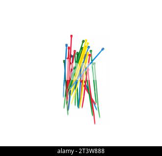 Gros plan de serre-câbles en plastique coloré isolés sur un fond blanc Banque D'Images