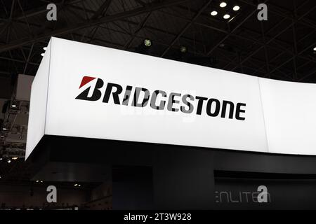 Tokyo, Japon. 25 octobre 2023. Logo Bridgestone du fabricant japonais de pneus au-dessus de leur zone d'exposition au Japan Mobility Show 2023 à Tokyo Big Sight. Le Japan Mobility Show 2023 est le plus grand salon automobile au Japon. Il se tient du 28 octobre au 5 novembre 2023. Les 25 et 26 octobre, la presse internationale a reçu l’accès pour jeter un coup d’œil sur les nouveaux concepts automobiles et les visions de l’avenir de la mobilité au Japon et dans le monde. (Photo Stanislav Kogiku/SOPA Images/Sipa USA) crédit : SIPA USA/Alamy Live News Banque D'Images