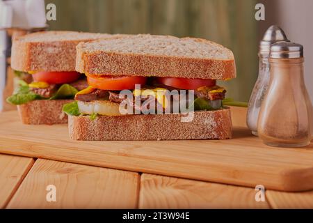 Sandwich au steak fait avec du pain de pâte sure. Banque D'Images