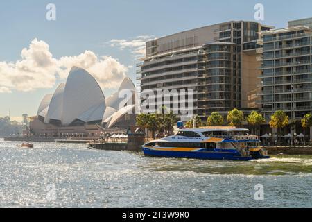 Sydney City, Nouvelle-Galles du Sud, Australie - 17 avril 2022 : Manly Fast Ferry service quotidien au départ de Circular Quay dans le port de Sydney et en direction de Manly sur une Banque D'Images