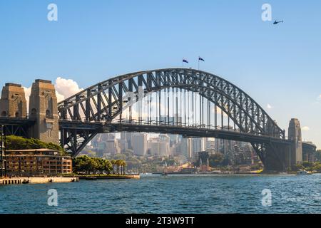 Sydney, Nouvelle-Galles du Sud, Australie - 17 avril 2022 : Sydney Harbour Bridge avec les bâtiments Sydney North en arrière-plan vus depuis Circular Quay un jour Banque D'Images