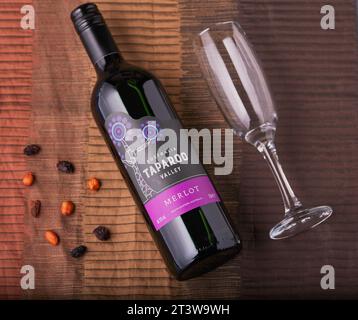 Mansfield, Nottingham, Royaume-Uni, 26 octobre 2023 : image d'un produit studio d'une bouteille de vin australien Taparoo Valley Merlot. Banque D'Images