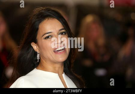 Londres, Royaume-Uni. 10 octobre 2018. Michelle Rodriguez assiste à la première européenne de "Widows" au Cineworld Leicester Square à Londres. (Photo Fred Duval/SOPA Images/Sipa USA) crédit : SIPA USA/Alamy Live News Banque D'Images