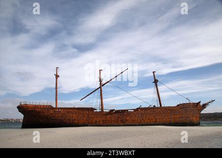 L'épave du Lady Elizabeth, assise sur un banc de sable à Whalebone Cove, Stanley, îles Falkland. Banque D'Images