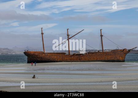 L'épave du Lady Elizabeth, assise sur un banc de sable à Whalebone Cove, Stanley, îles Falkland. Banque D'Images