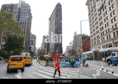 USA, Vereinigte Staaten von Amerika, New York, New York, USA. 25 octobre 2023. Flatiron Building Original Fuller Building an der Kreuzung von Broadway und 5th Avenue *** USA, United States of America, New York, New York, 25 10 2023 Flatiron Building Original Fuller Building à l'intersection de Broadway et 5th Avenue Credit : Imago/Alamy Live News Banque D'Images