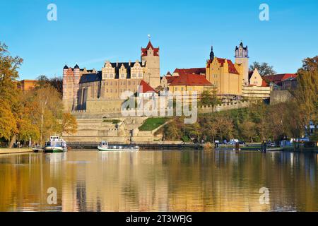 Allemagne, Saxe-Anhalt, Château de Bernbourg en automne Banque D'Images