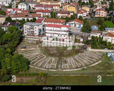 Amphithéâtre romain, région Alife de Campanie : il était le quatrième plus grand en Italie après ceux de Rome, Pompéi et Capoue..vue aérienne Banque D'Images