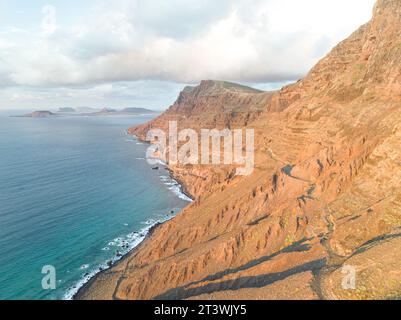 Paysage des îles volcaniques montagnes, océan, paysage du ciel image réelle à Lanzarote. Banque D'Images