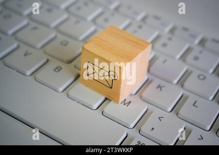Cube en bois avec nouvelle icône de notification par e-mail sur le dessus du clavier. Concept de communication et de technologie Banque D'Images