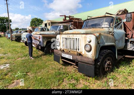 Musée d'exploration touristique de vieux véhicules russes, exposition de voitures classiques, principalement des automobiles de l'ère soviétique de l'URSS, Estonie, Järva-Jaani, Estonie Banque D'Images