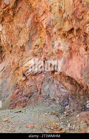 Textures colorées de roches volcaniques et minéraux d'une montagne à Rodalquilar, Almeria, Espagne. Ignimbrite avec jarosite et Goethite Banque D'Images