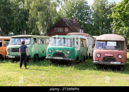 Musée d'exploration touristique de vieux véhicules russes, exposition de voitures classiques, principalement des automobiles de l'ère soviétique de l'URSS, Estonie, Järva-Jaani, Estonie Banque D'Images