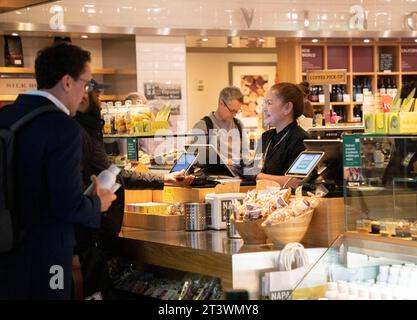 San Francisco, États-Unis. 26 octobre 2023. Les gens magasinent à l'aéroport international de San Francisco à San Francisco, aux États-Unis, le 26 octobre 2023. Le produit intérieur brut (PIB) réel des États-Unis a augmenté à un taux annuel de 4,9 pour cent au troisième trimestre de 2023, dépassant les attentes, a rapporté jeudi le Département du Commerce. Crédit : Li Jianguo/Xinhua/Alamy Live News Banque D'Images