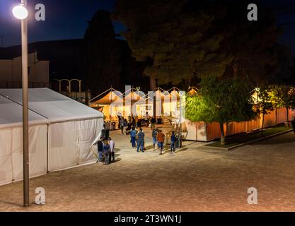 Felanitx, Espagne ; octobre 21 2023 : Foire annuelle du paprika dans la ville majorquine de Felanitx, Espagne. Stands de rue vendant des produits locaux avec des clients à Banque D'Images