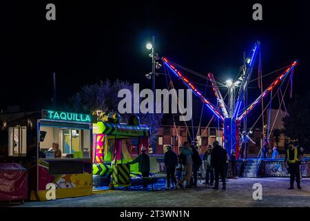 Felanitx, Espagne ; octobre 21 2023 : Foire annuelle du paprika dans la ville majorquine de Felanitx, Espagne. Stands de rue vendant des produits locaux avec des clients à Banque D'Images