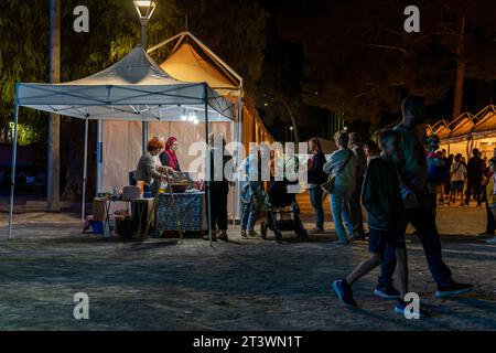 Felanitx, Espagne ; octobre 21 2023 : Foire annuelle du paprika dans la ville majorquine de Felanitx, Espagne. Stands de rue vendant des produits locaux avec des clients à Banque D'Images