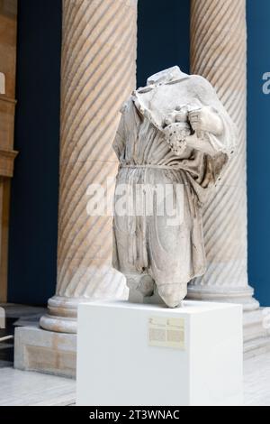 Sculpture sans tête de Silvanus, divinité romaine, protecteur des forêts, portant des fruits, 2e siècle, musées royaux d'Art et d'Histoire, Bruxelles, Belgique Banque D'Images