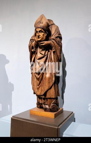 Statue en bois de noyer de Saint Denis de Paris tenant sa tête, région Brabant 16e siècle, Musées royaux d'Art et d'Histoire, Bruxelles, Belgique Banque D'Images