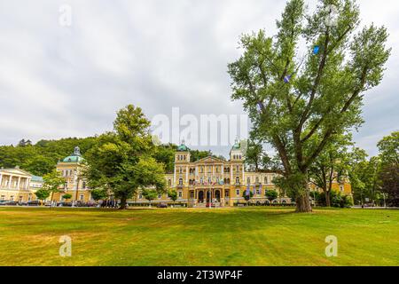 Vue sur le parc central et la salle de réception historique de la ville thermale tchèque de Marienbad Banque D'Images