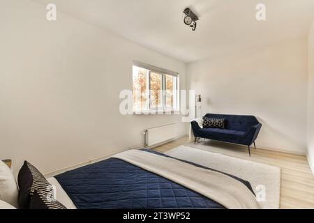 une chambre avec un lit, chaise et fenêtre donnant sur la rue en face de la chambre à gauche Banque D'Images