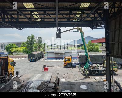 Malaisie, 11 avril 2022 : plusieurs ouvriers réparent le toit d'une usine à l'aide d'un camion-pont. Banque D'Images