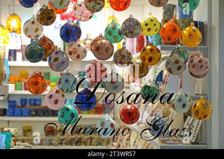 Ballons décoratifs en verre coloré dans la vitrine à Venise Italie Banque D'Images