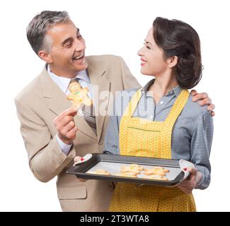 Vintage woman serving home made gingerbread men des cookies pour son mari Banque D'Images