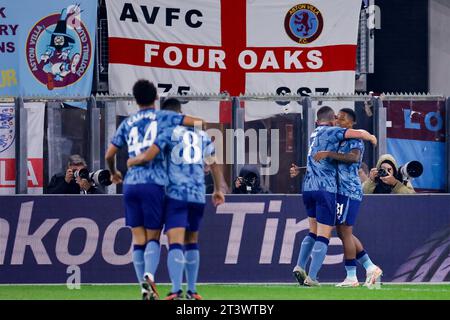 ALKMAAR, PAYS-BAS - OCTOBRE 26 : 0-4 John McGinn (Aston Villa) célèbre après avoir marqué son équipe 0-4 but avec ses coéquipiers lors du Groupe E - U. Banque D'Images