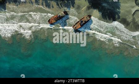 Vue aérienne de deux navires abandonnés au large de la plage de Bali le navire coulé Banque D'Images