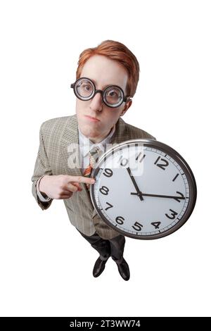 Drôle nerd gars avec des verres épais tenant une horloge, il est en colère et déçu, concept de délais Banque D'Images