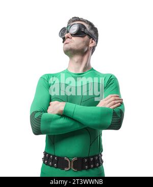 Super-héros confiant et cool regardant loin dans le costume vert. Banque D'Images