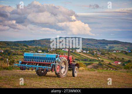 tracteur avec semoir dans le champ en automne Banque D'Images