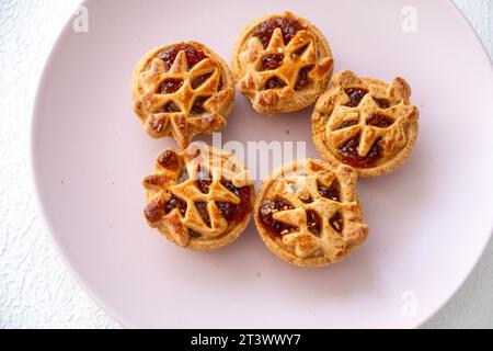 petites tartes aux pommes sur plaque rose en macro shot Banque D'Images