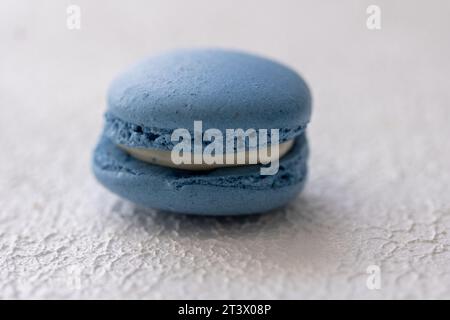 macaron bleu sur fond blanc en gros plan Banque D'Images