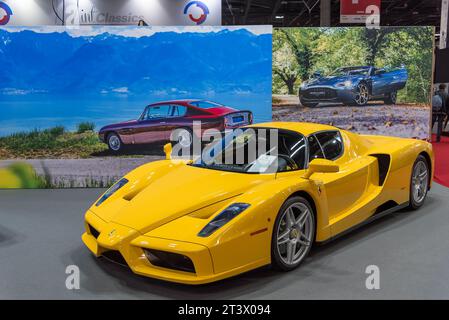 Paris, France - Rétromobile 2020. Focus sur une Ferrari Enzo 2003 de Giallo Modena. Banque D'Images