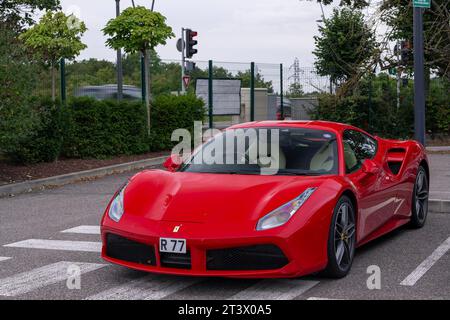 Rouge Ferrari 488 GTB garée dans la rue Banque D'Images