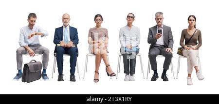 Diverses personnes assises sur une chaise et attendant une entrevue d'emploi ou une réunion, ensemble de portraits collage Banque D'Images