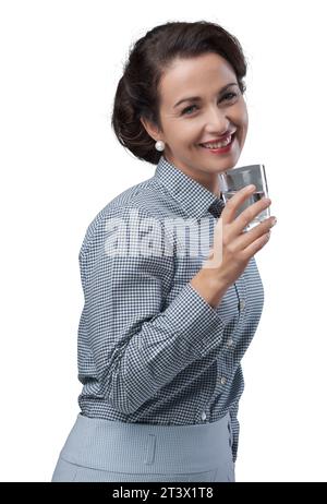 1950 femme style attrayant de boire un verre d'eau Banque D'Images