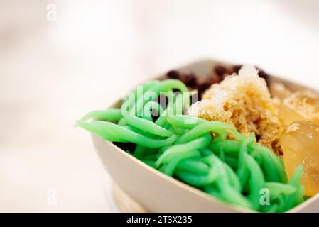 Air batu campur, Ice kachang, un dessert malaisien coloré fait de glace pilée, de haricots et de gelée colorée, avec du cendol supplémentaire. C'est populaire à Singapour Banque D'Images