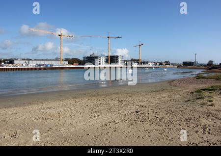 Nouveaux appartements en construction le long de l'estuaire de la rivière Adur à Shoreham Banque D'Images