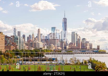 New York, États-Unis - 16 octobre 2023 : Skyline de Lower Manhattan depuis Little Island. Banque D'Images