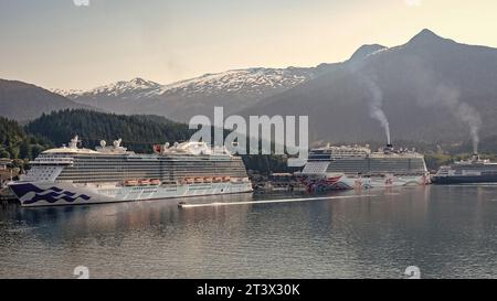 Ketchikan, Alaska États-Unis - 27 mai 2019: Croisière de la princesse royale et de la joie norvégienne commence dans le port de ketchikan alaska Banque D'Images
