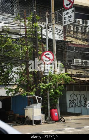Jakarta, Indonésie - octobre 8 2023 : Tanda Berhenti, Stop, Traduction : pas autorisé à s'arrêter jusqu'au prochain feu Banque D'Images