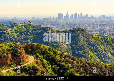 L'emblématique Griffith Observatory niché au cœur des Hollywood Hills, offre une vue imprenable sur Los Angeles en arrière-plan. Banque D'Images