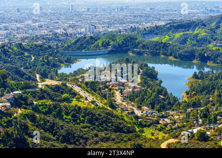 Vue aérienne du Hollywood Reservoir, de ses environs pittoresques et de la ville tentaculaire de Los Angeles capturée depuis un point de vue au sommet d'une colline. Banque D'Images